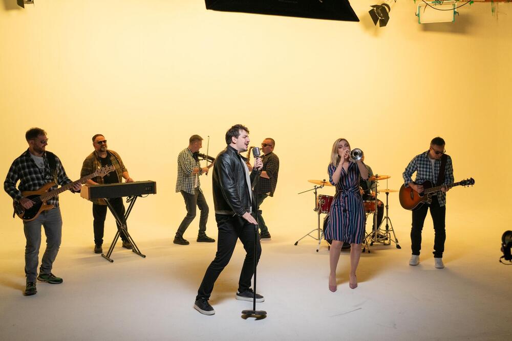 <p>Orkestar Danijela, Vivo bend i Stefan Tomić udružili su snage u novoj muzičkoj saradnji i publici predstavili pesmu &bdquo;Ljubav je ponovo u modi&ldquo;, koja je već dostupna zajedno sa pratećim spotom.</p>