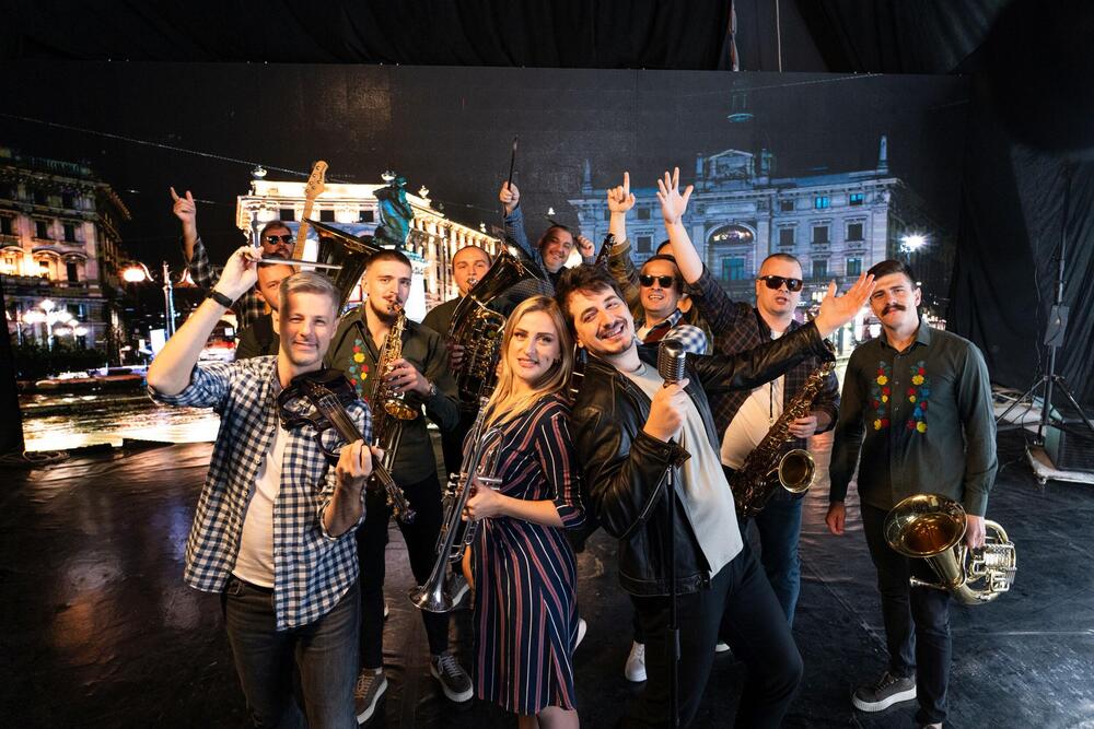 <p>Orkestar Danijela, Vivo bend i Stefan Tomić udružili su snage u novoj muzičkoj saradnji i publici predstavili pesmu &bdquo;Ljubav je ponovo u modi&ldquo;, koja je već dostupna zajedno sa pratećim spotom.</p>