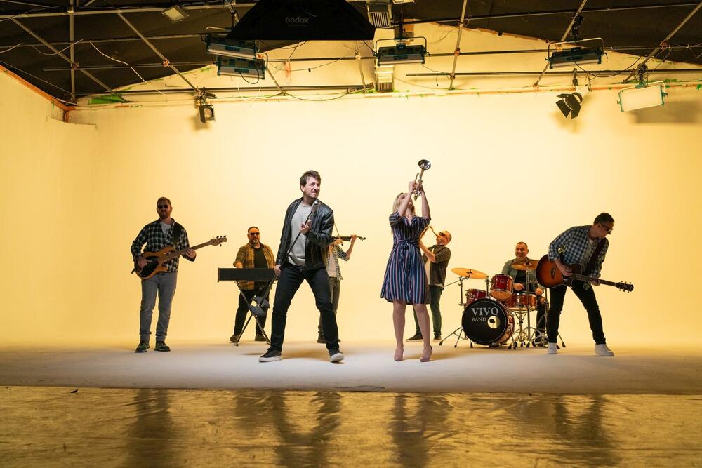 <p>Orkestar Danijela, Vivo bend i Stefan Tomić udružili su snage u novoj muzičkoj saradnji i publici predstavili pesmu &bdquo;Ljubav je ponovo u modi&ldquo;, koja je već dostupna zajedno sa pratećim spotom.</p>