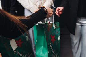 Šta se ne poklanja bližnjima za Novu godinu? 7 poklona koji mogu da pošalju pogrešnu poruku