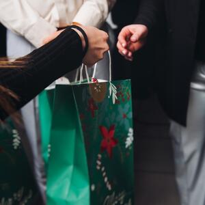 Šta se ne poklanja bližnjima za Novu godinu? 7 poklona koji mogu da pošalju pogrešnu poruku