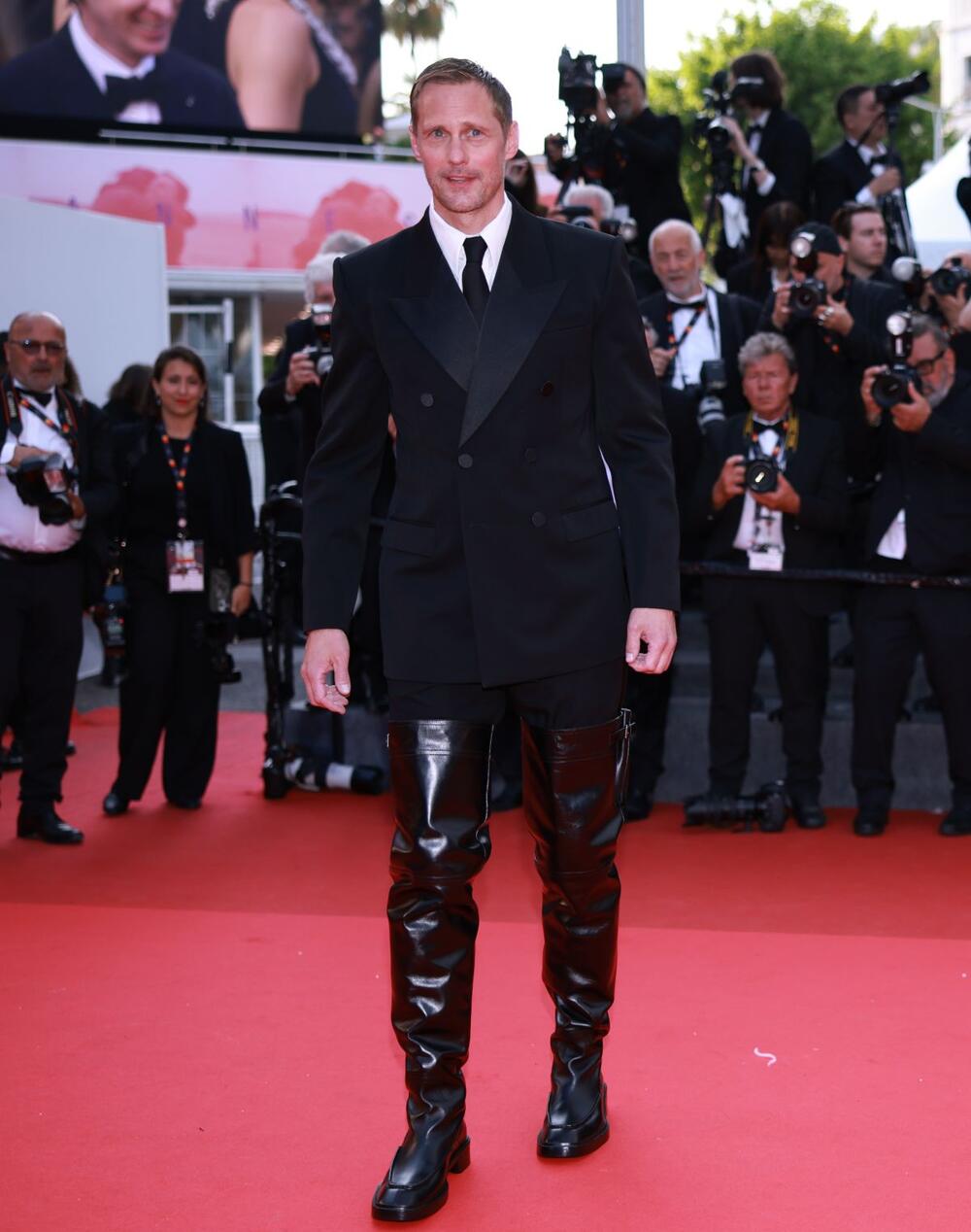 <b> Aleksander Skarsgord u odelu i čizamama Saint Laurent </b>