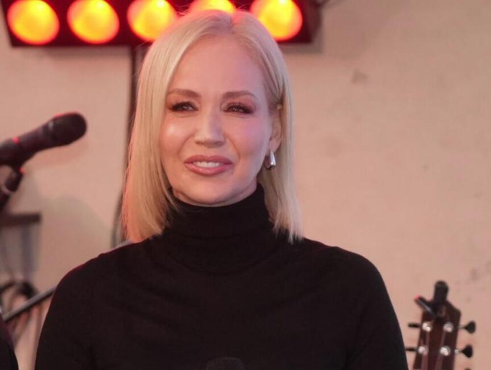 JELENA DOBRO ZNA KAKO DA UVEK ODUŠEVI BEZ OBZIRA NA PRILIKU 