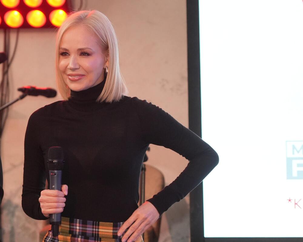 <p>Crna rolka je uvek dobar izbor ako želite dozu elegancije, a karirano - e sad je prilika da ga nosite bez ikakve dileme, ovaj dezen apsolutni hit tokom praznične sezone</p>