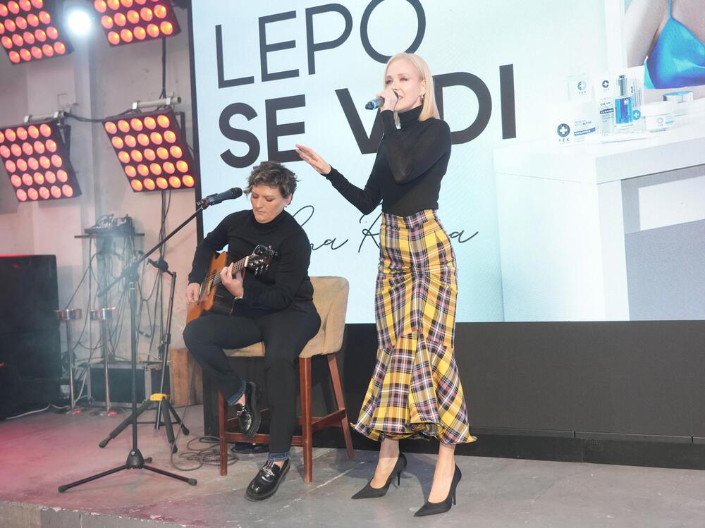 <p>Crna rolka je uvek dobar izbor ako želite dozu elegancije, a karirano - e sad je prilika da ga nosite bez ikakve dileme, ovaj dezen apsolutni hit tokom praznične sezone</p>