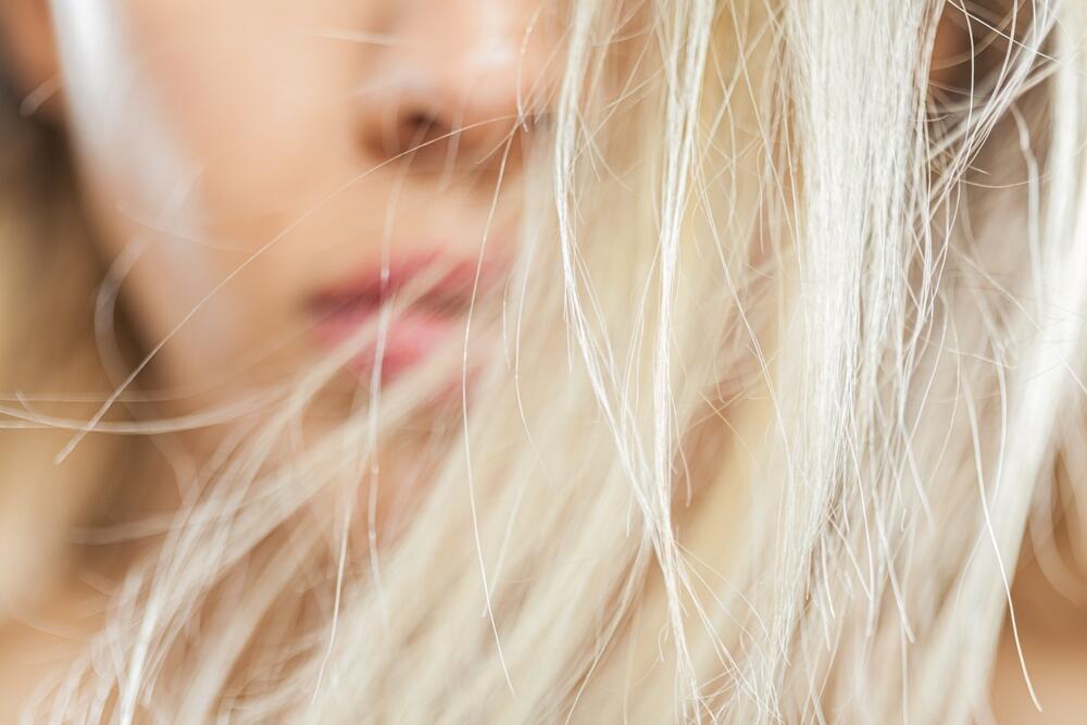 Platinasta plavuša duge kose