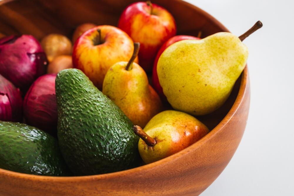 Kruške, jabuke i avokado u činiji za voće