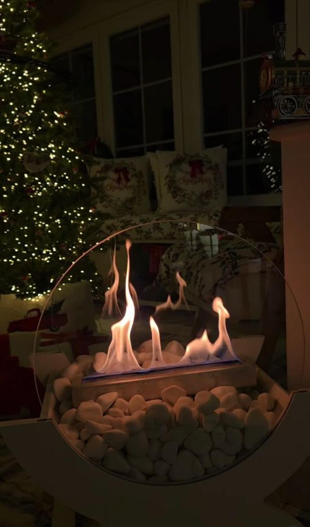 <p>Praznična idila je počela, a glumica nije odolela, a da ne podeli prizore iz svog doma sa pratiocima&nbsp;</p>