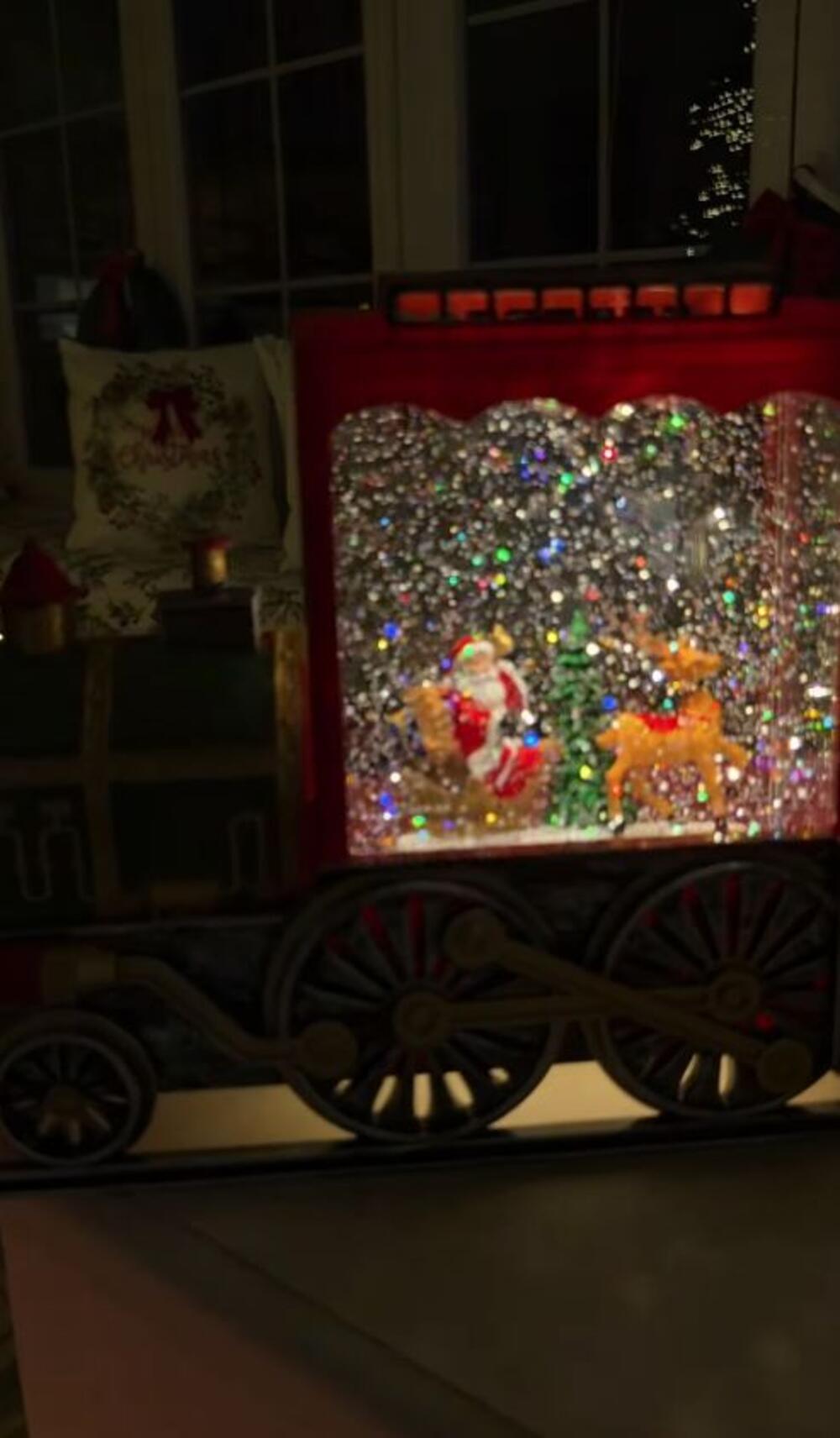 <p>Praznična idila je počela, a glumica nije odolela, a da ne podeli prizore iz svog doma sa pratiocima&nbsp;</p>