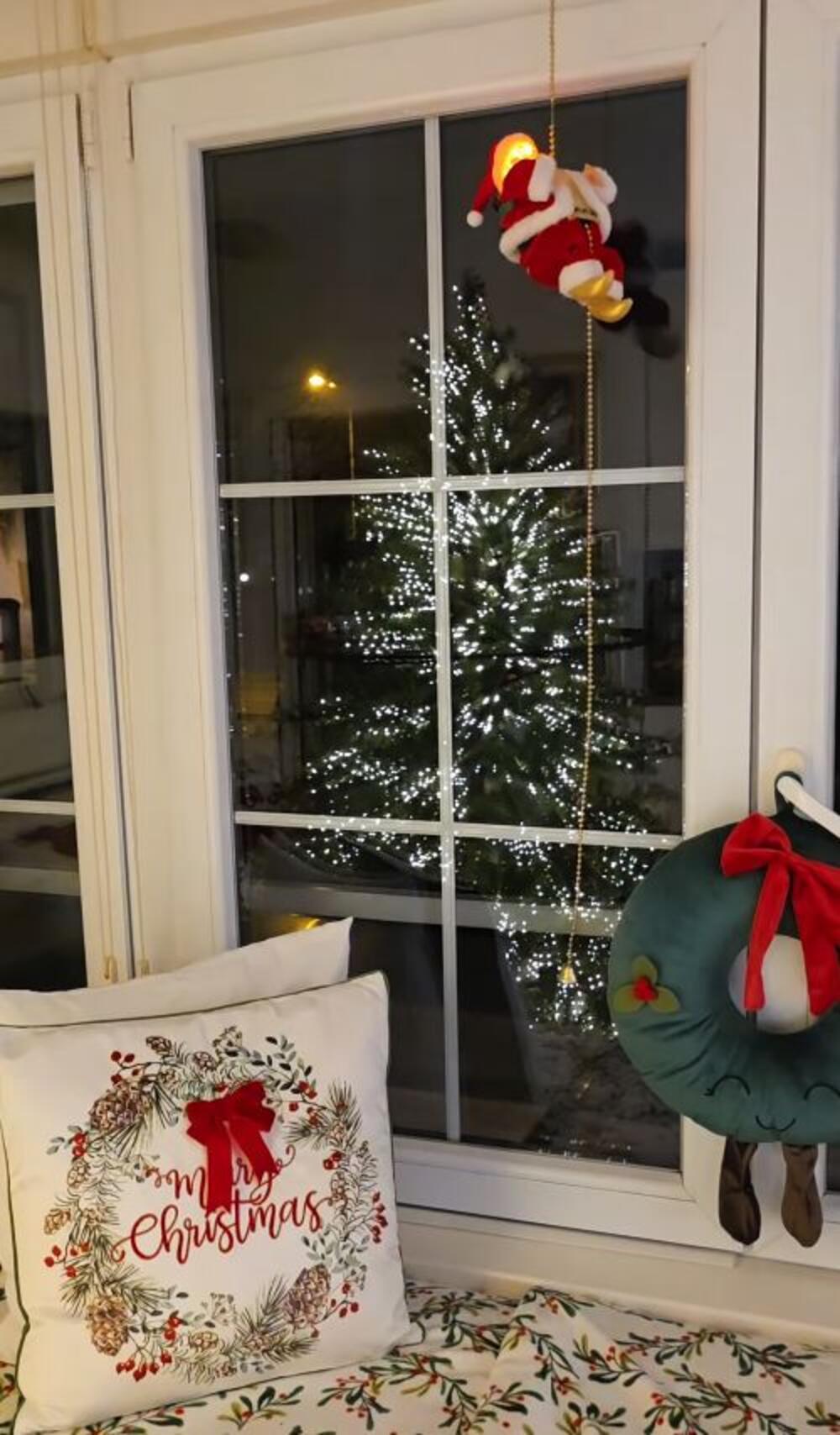 <p>Praznična idila je počela, a glumica nije odolela, a da ne podeli prizore iz svog doma sa pratiocima&nbsp;</p>