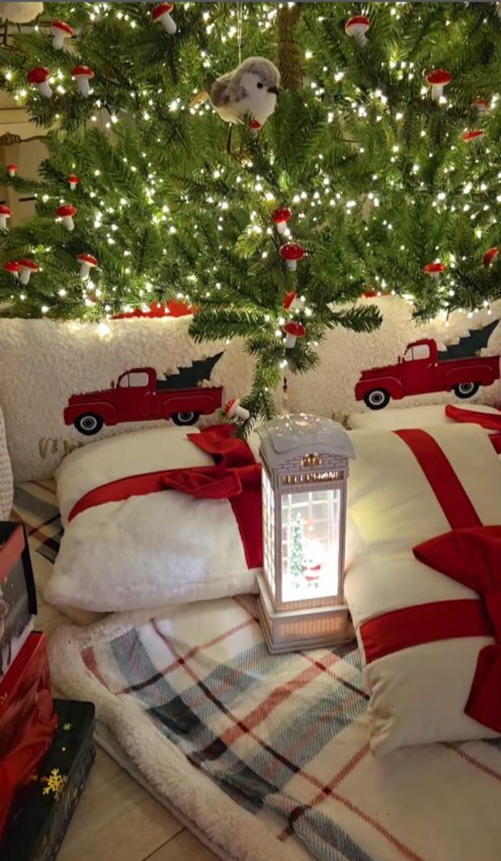 <p>Praznična idila je počela, a glumica nije odolela, a da ne podeli prizore iz svog doma sa pratiocima&nbsp;</p>