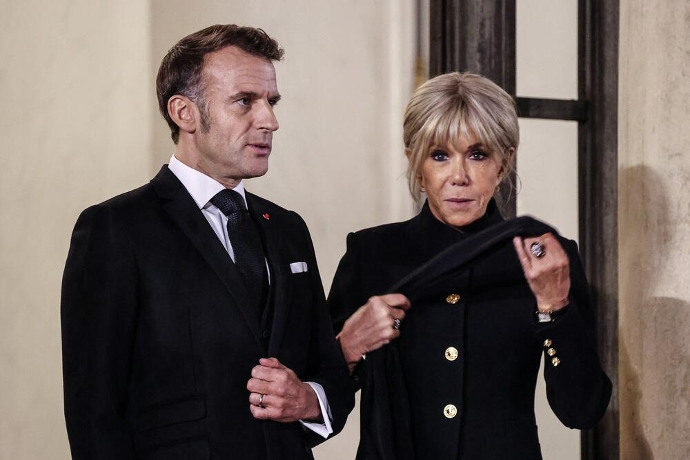 Emanuel i Brižit Makron ispred Jelisejske palate