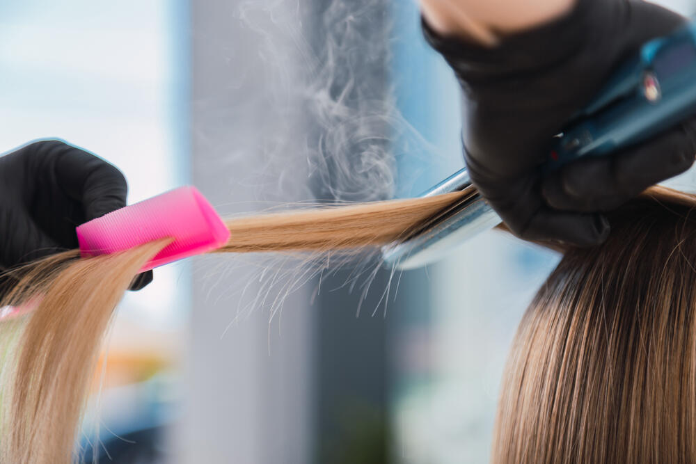 Savetuje se da se kosa prilikom peglanja podeli na manje pramenove