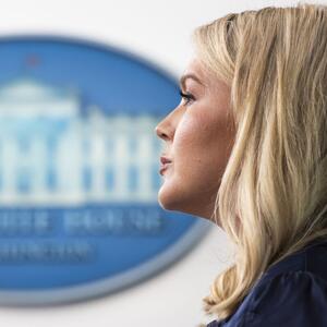 "To lice, te usne...", hvalio ju je &ndash; šef! Biografija Trampove saradnice čijem portretu se svi čude je vrlo neobična