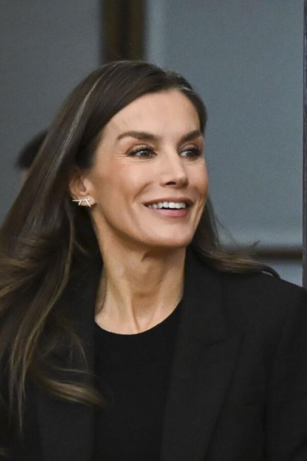 Donji deo ove fotografije je čista magija! Da Koko Šanel vidi pantalone španske kraljice, samo bi uzdahnula