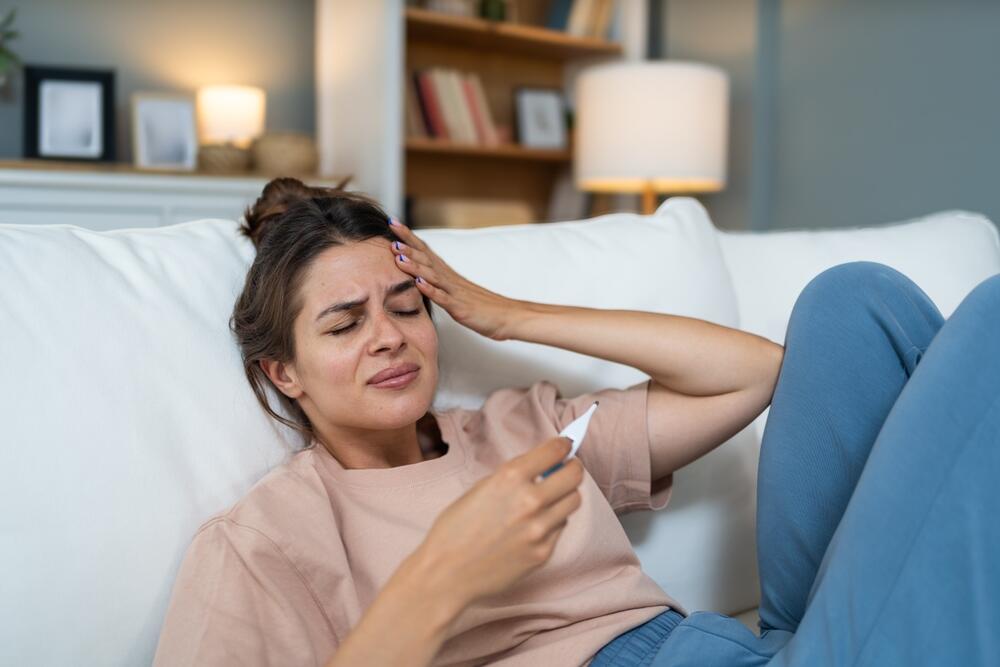 m. Simptomi se obično javljaju 1-4 dana nakon izlaganja virusu , a obično sve počinje malaksalošću i temperaturom.