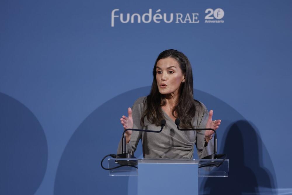 Kraljica Leticija od Španije često nosi staru odeću u novim kombinacijama.  Na obeležavanju 20 godina od osnivanja neprofitne organizacije Fund&eacute;uRAE pre nekoliko dana u Madridu je nosila svoju sivu haljinu na preklop, koju ima od 2023. godine.