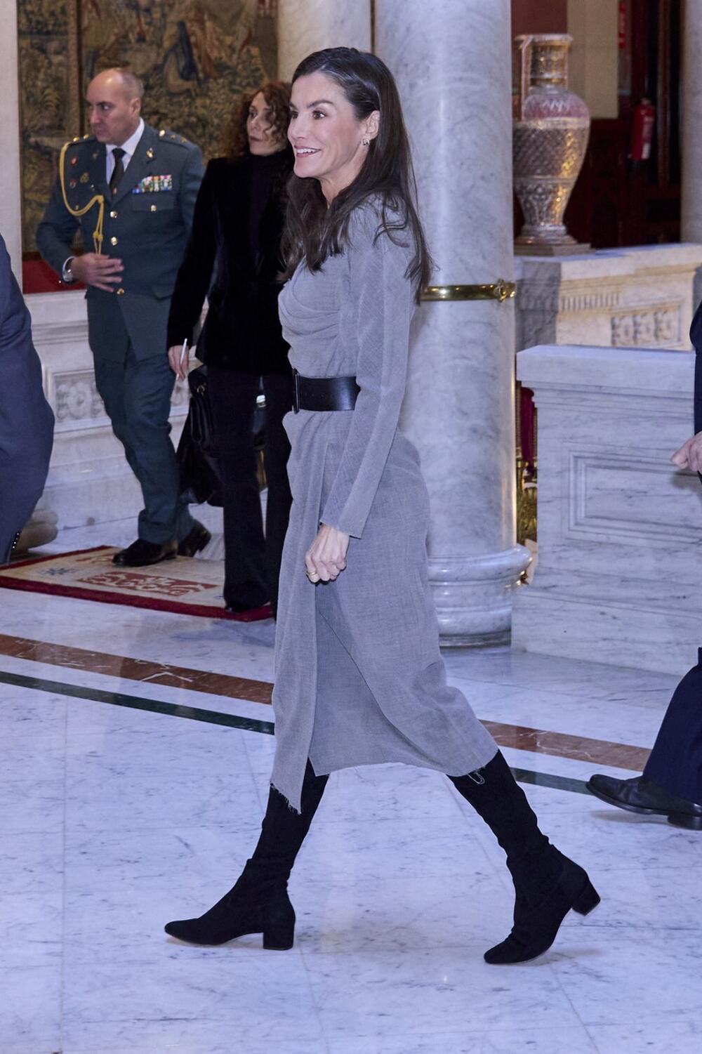 Kraljica Leticija od Španije često nosi staru odeću u novim kombinacijama.  Na obeležavanju 20 godina od osnivanja neprofitne organizacije FundéuRAE pre nekoliko dana u Madridu je nosila svoju sivu haljinu na preklop, koju ima od 2023. godine.