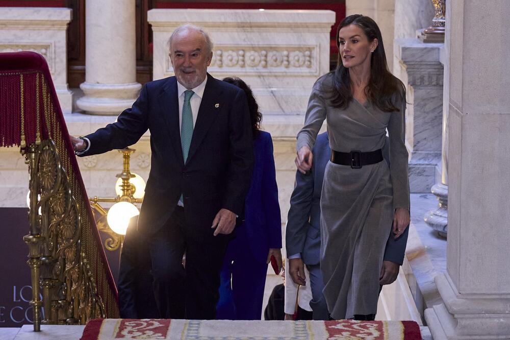 Kraljica Leticija od Španije često nosi staru odeću u novim kombinacijama.  Na obeležavanju 20 godina od osnivanja neprofitne organizacije Fund&eacute;uRAE pre nekoliko dana u Madridu je nosila svoju sivu haljinu na preklop, koju ima od 2023. godine.