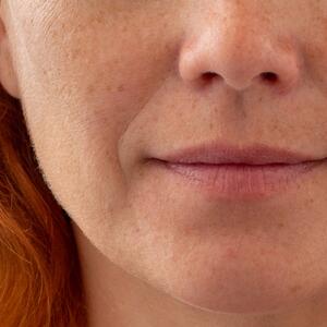 Bez filera, skupih tretmana & za samo 10 sekundi: Trik šminkerke koja je probala hiljadu tehnika i zna &ndash; ova je najbolja