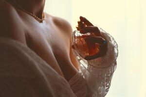 Najbolji ženski parfem po izboru muškaraca 2025. godine je ženstvenost u bočici! Miriše zavodljivo, sveže i traje dugo