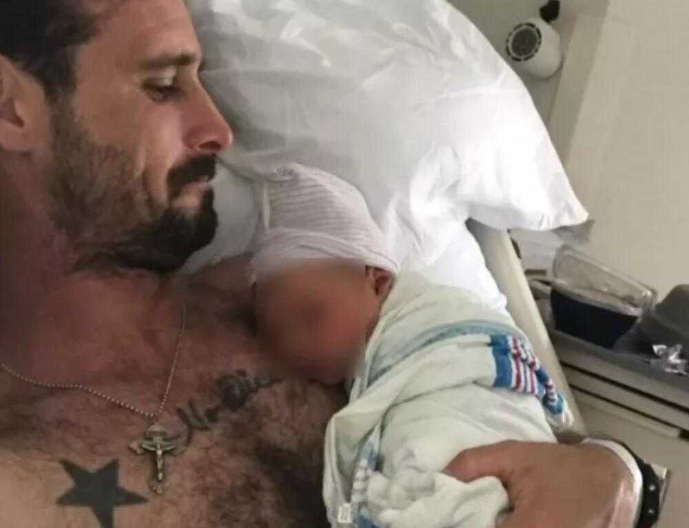 Džejms Renson s novorođenom bebom