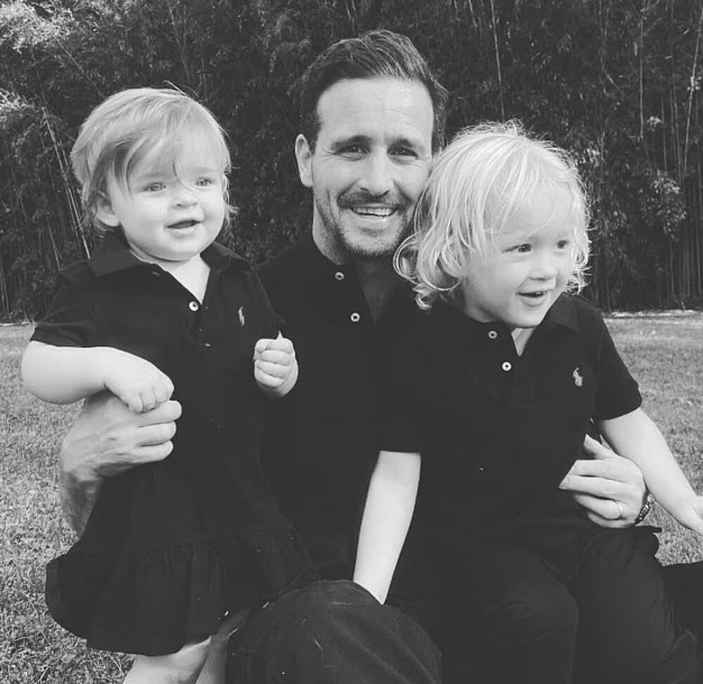 Džejms Renson sa ćerkom i sinom