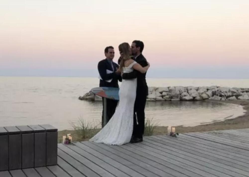 Džejms Renson sa suprugom Džejmi Mekfi na venčanju