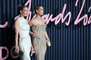 Prve fotografije sa tajne zabave: Rođaka princeze Dajane zablistala u ultrakratkoj beloj venčanici