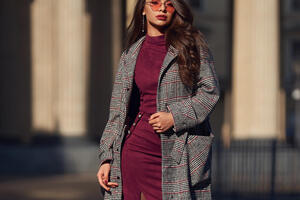 Kako nositi burgundi čipkaste hulahopke, a da ne izgledate vulgarno? 5 super ideja za savršen praznični autfit