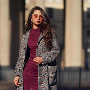 Kako nositi burgundi čipkaste hulahopke, a da ne izgledate vulgarno? 5 super ideja za savršen praznični autfit