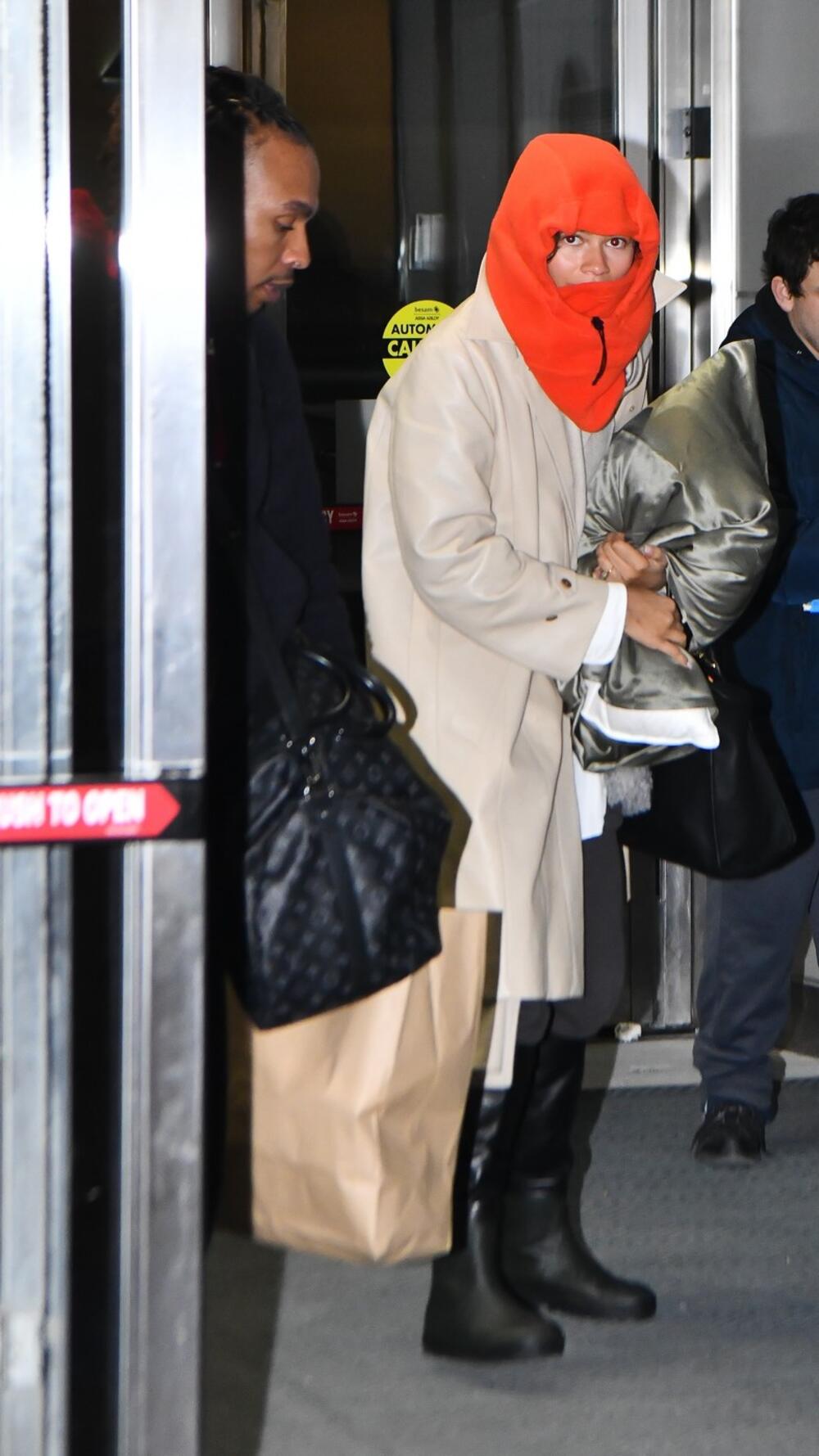 Zendeja pre nekoliko dana na aerodromu drži jastuče ispred stomaka