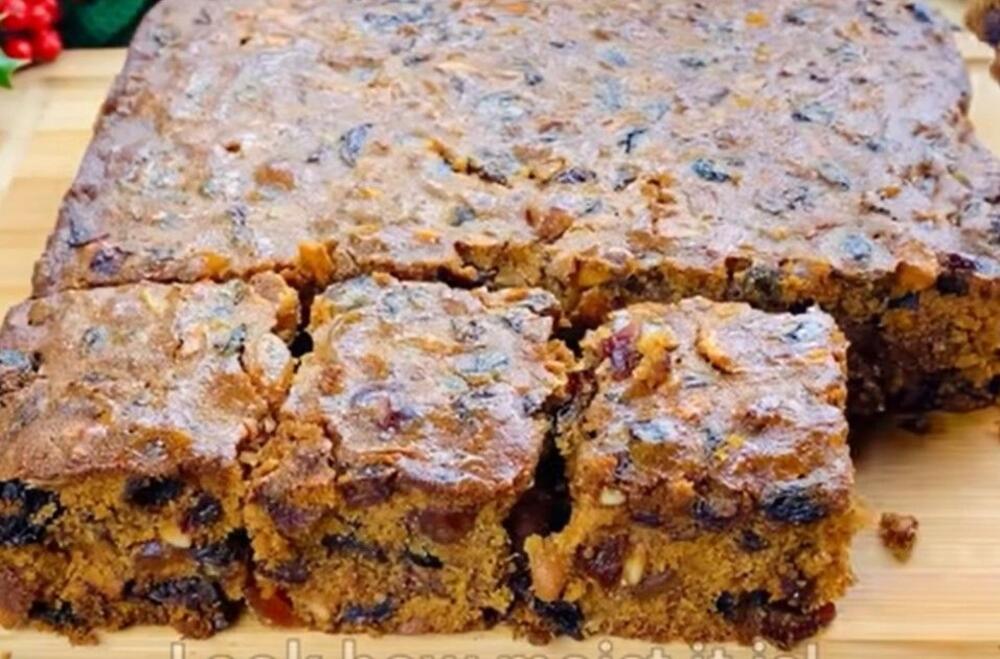 Mekani kolač s grizom, cimetom, orašastim plodovima, suvim voćem