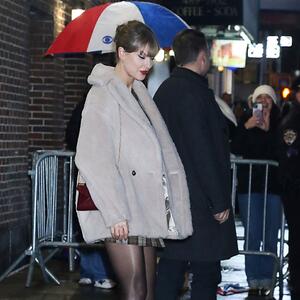 Još jedna zvezda krije trudnički stomačić? Jedna rečenica zapalila mreže, a fanovi kažu &ndash; sad je sve jasno!