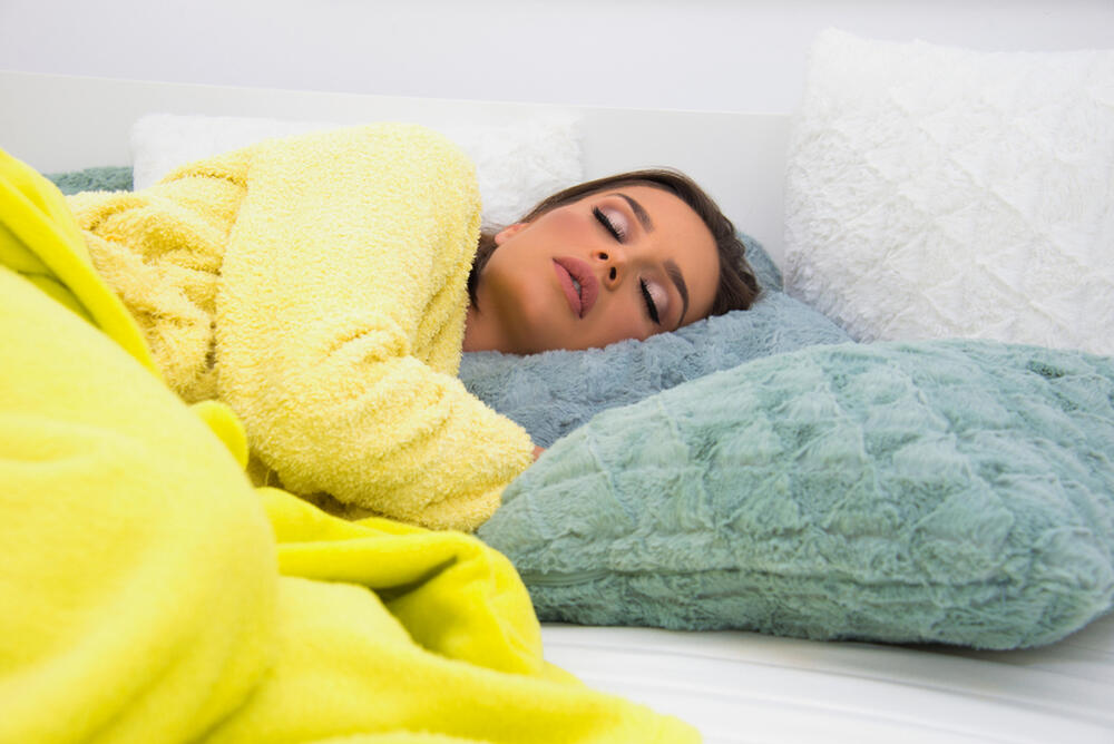 ŠMINKA TOKOM NOĆI MOŽE DA NAPRAVI OZBILJNE PROBLEME SA KOŽOM I OČIMA