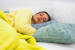 Zašto NIKADA ne treba da idete u krevet sa šminkom? Vreba nevidljiva pretnja koja osim starenja može da ugrozi zdravlje