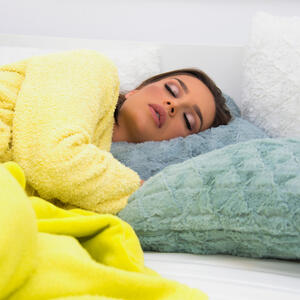 Zašto NIKADA ne treba da idete u krevet sa šminkom? Vreba nevidljiva pretnja koja osim starenja može da ugrozi zdravlje