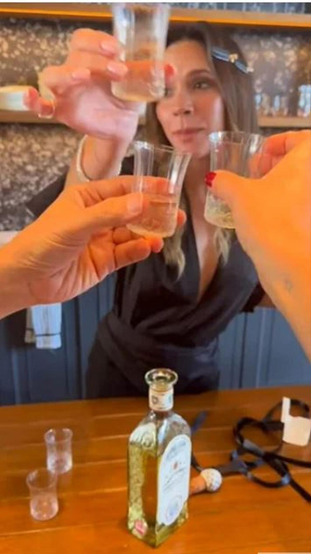 VIKTORIJA BEKAM SLAVI SA SVOJIM TIMOM I NE DOZVOLJAVA DA JOJ IŠTA POKVARI RASPOLOŽENJE 