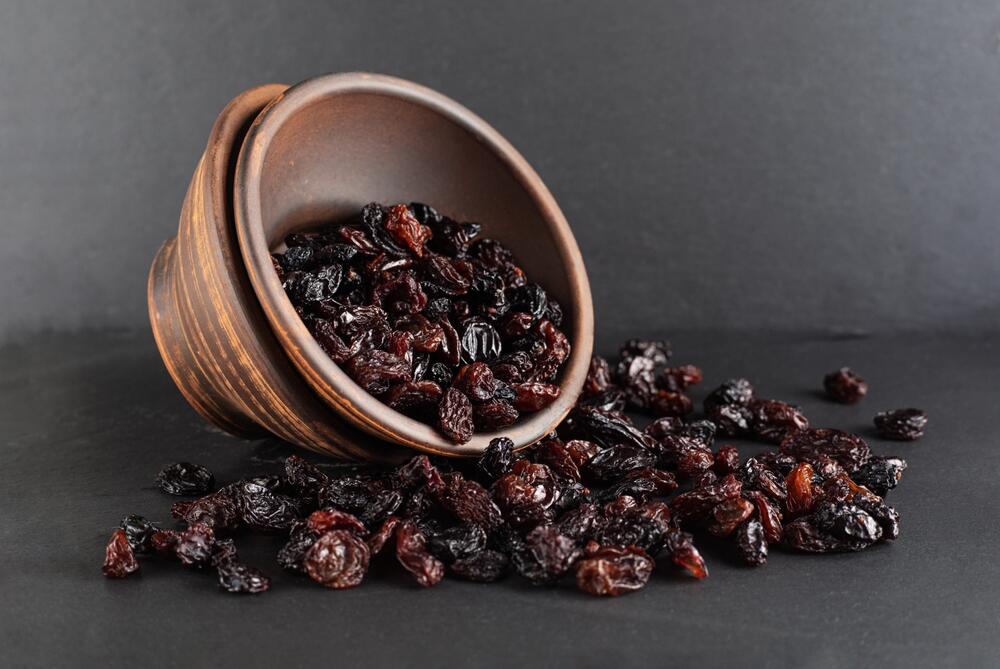 Posuda puna suvog grožđa