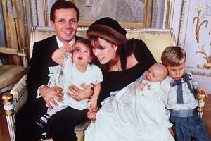 7 najlepših božićnih fotografija kraljevskih mališana: Od princa Vilijama i Harija iz 1990. do Džordža koji mami osmehe