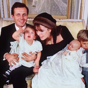 7 najlepših božićnih fotografija kraljevskih mališana: Od princa Vilijama i Harija iz 1990. do Džordža koji mami osmehe