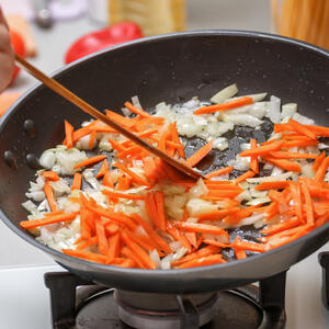 Da li godinama pogrešno spremate hranu: Šta se prvo dinsta, luk ili šargarepa? (evo i zašto)