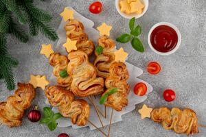 Slasne pica-jelkice za 10 minuta: Neodoljivi praznični slani zalogaji za koje se ne mesi testo