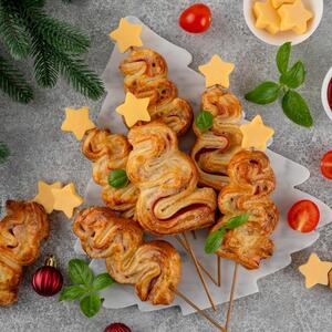 Slasne pica-jelkice za 10 minuta: Neodoljivi praznični slani zalogaji za koje se ne mesi testo