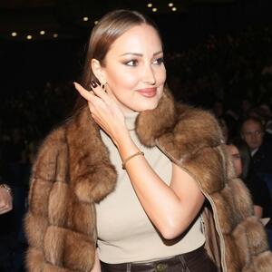 Savršena ravnoteža nijansi & jedna zaista posebna torba: Šik izdanje Aleksandre Prijović pred kojim je Beograd uzdahnuo