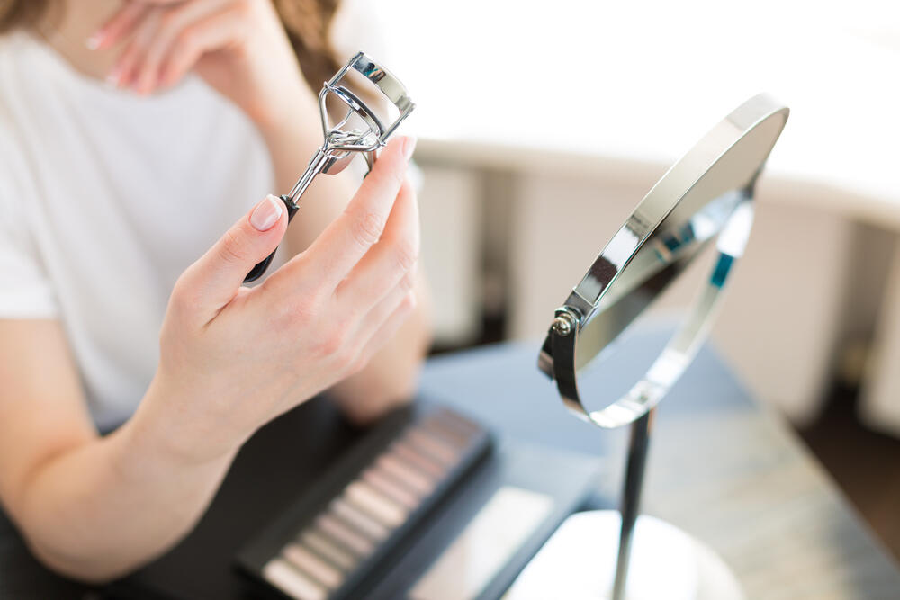 Uvijač za trepavice može da se koristi i kao alat za šminkanje!