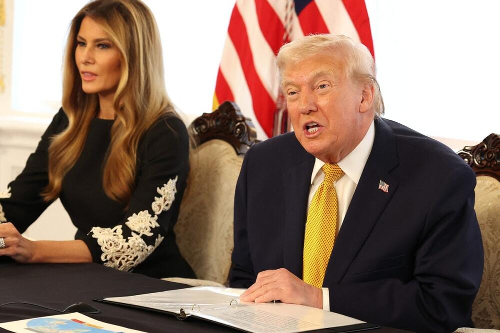 <p>Prva dama Amerike Melanija Tramp očarala je sve svojim modnim izdanjem.</p>