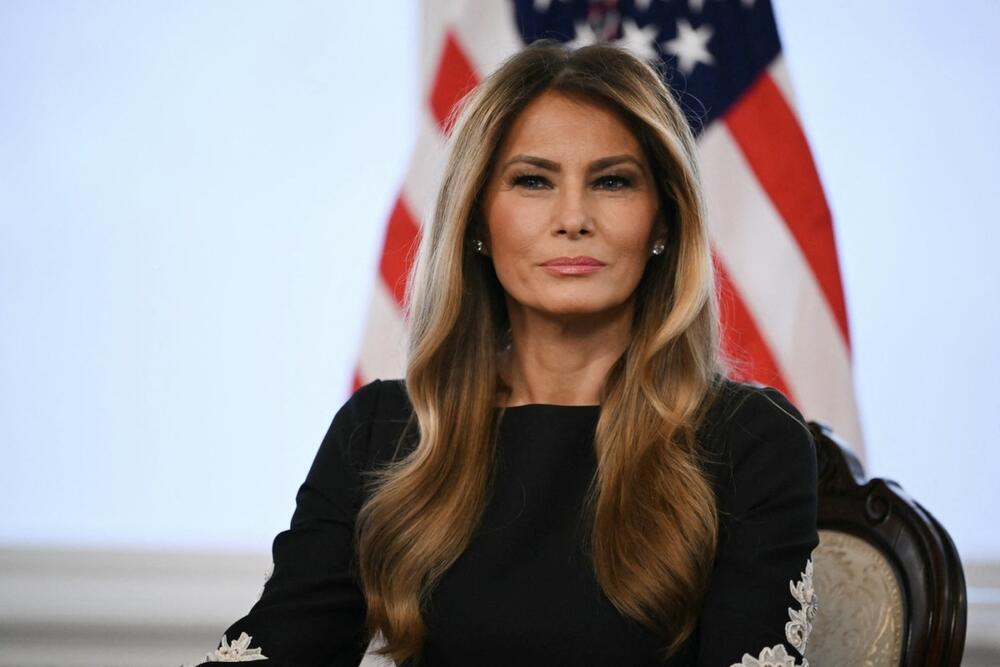 <p>Prva dama Amerike Melanija Tramp očarala je sve svojim modnim izdanjem.</p>