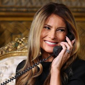 Jedan modni detalj otkriva njene jugoslovenske korene: Moćna haljina Melanije Tramp idealna je za novogodišnje praznike