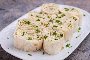 4 sastojka i 10 minuta kasnije &ndash; na stolu će vas čekati najukusniji slani rolat idealan za prazničnu trpezu (RECEPT)